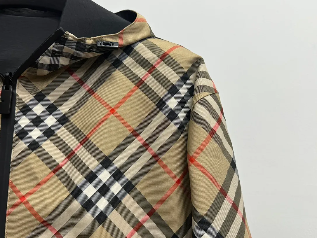 【Burberry】BBR 、 、 、 ， Breathable 、 ； Wear-Resistant . 。 、 ， ， 、 。 、 ， ： ， Classic ， ➕ ， “ ” ， ， 。 Size：S M L XL